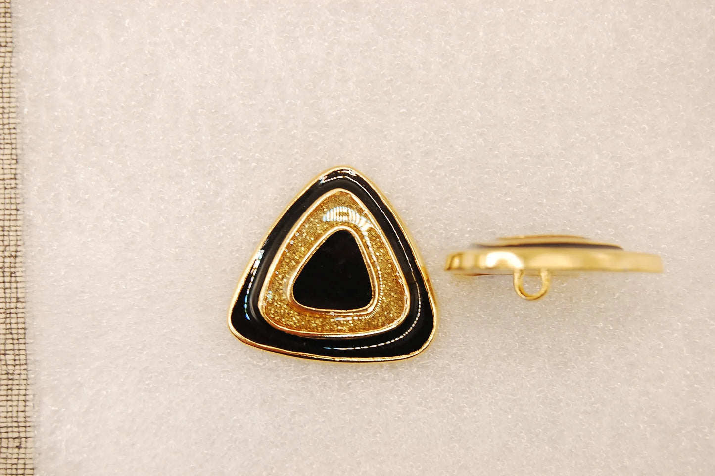 Bouton décoratif triangle doré noir émaillé 25 mm couture - auboutonchic.ch