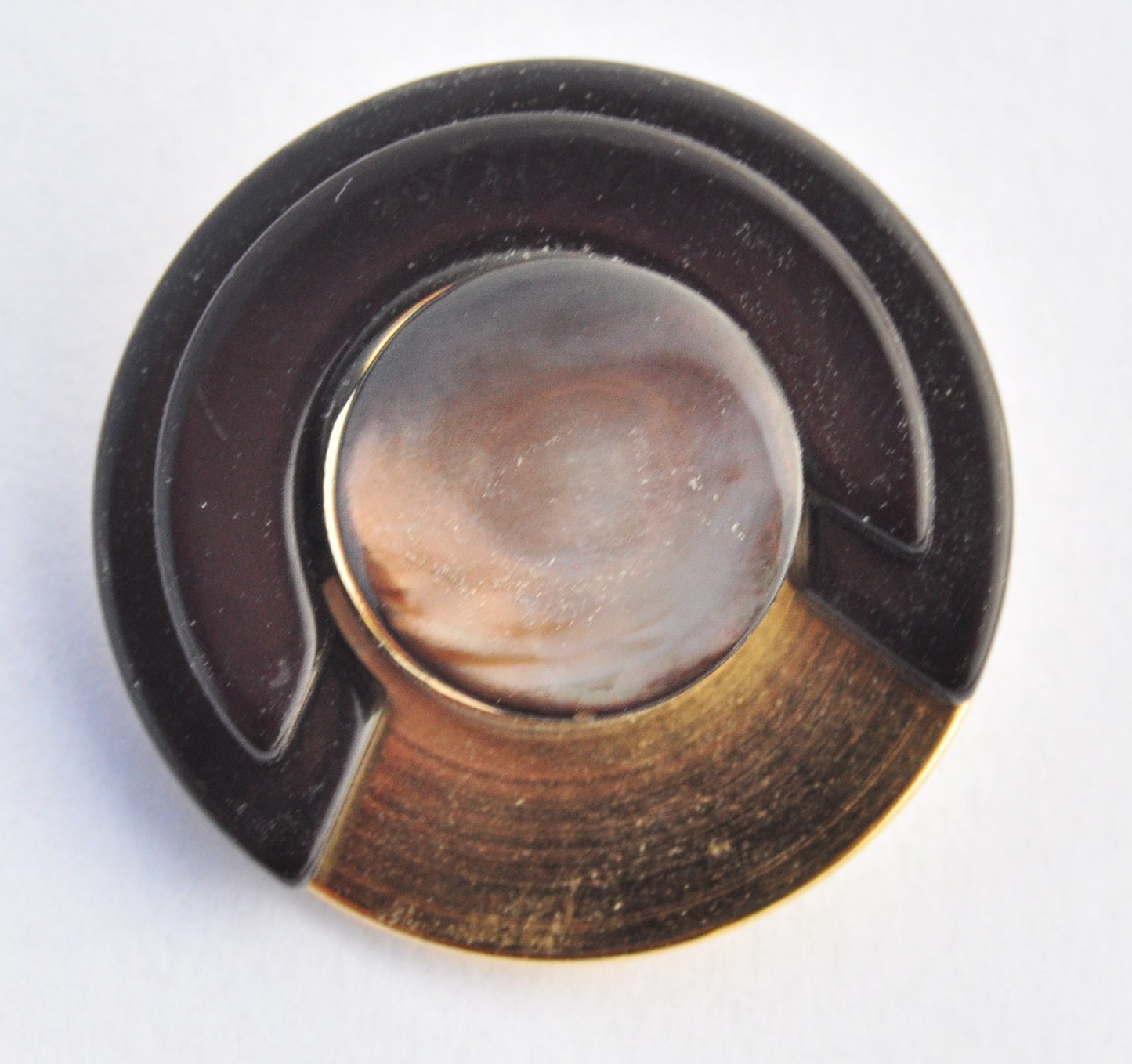 Runder Knopf mit Perlmuttkern – Braun und Gold
