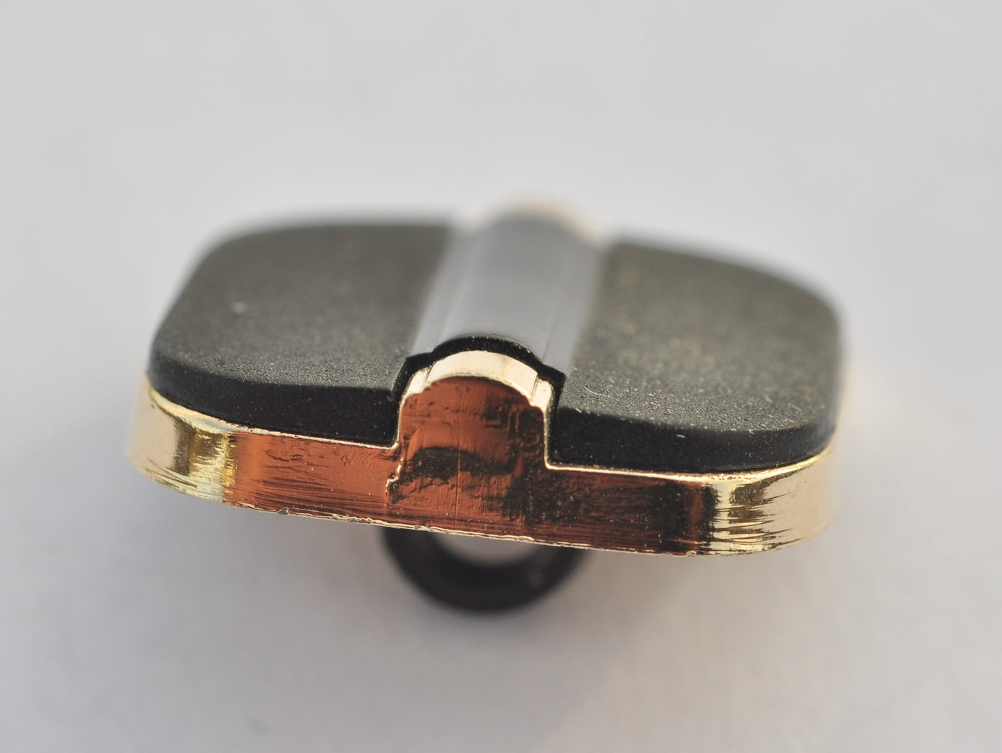 Pulsante Quadrato Nero con Accenti Dorati