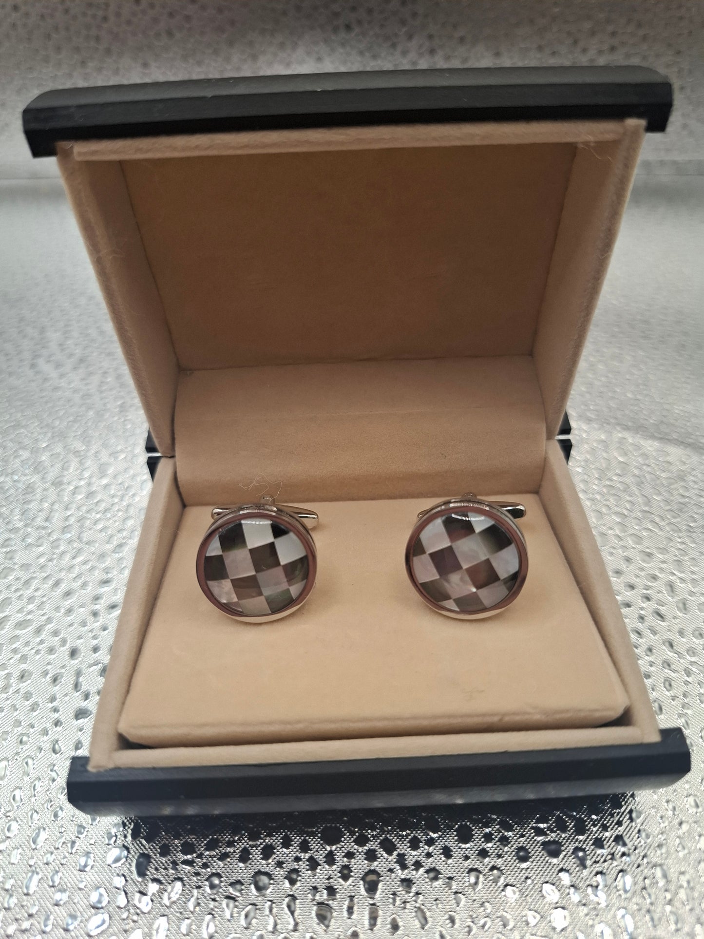 Luxury cufflinks made of mother-of-pearl