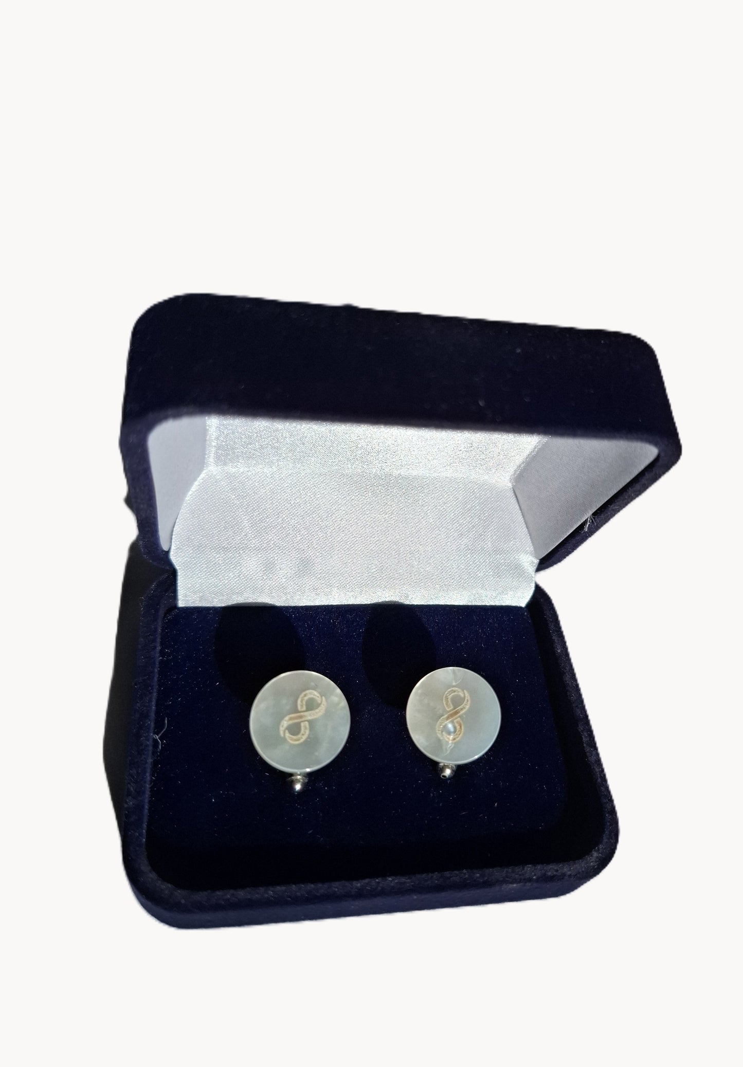 Luxury cufflinks made of mother-of-pearl